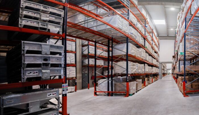 Interior del almacén de Intermark en Terrassa con estanterías de palets