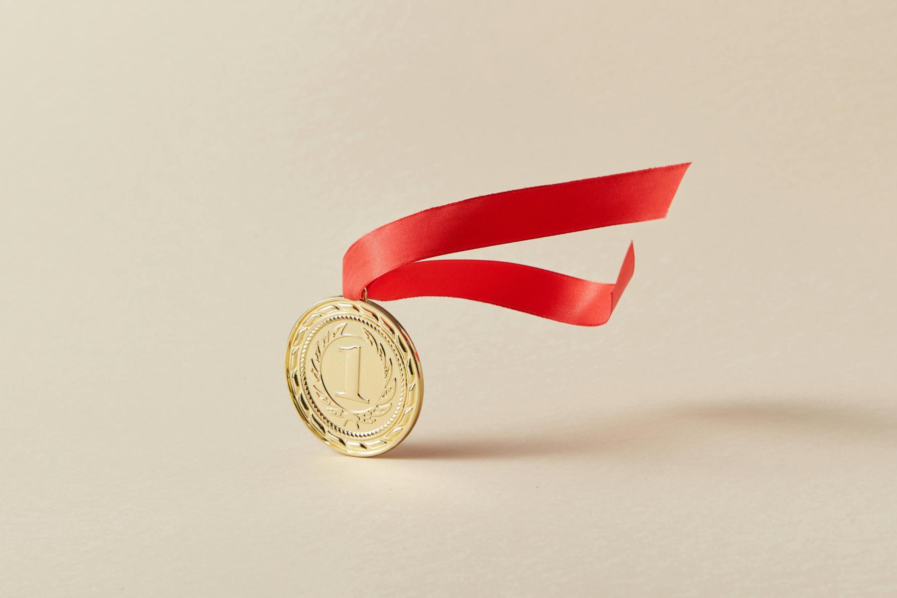 Medalla dorada que simboliza la certificación ISO 9001 de Intermark