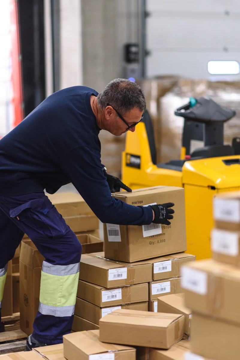 Operario de Intermark preparando pedidos en el almacén