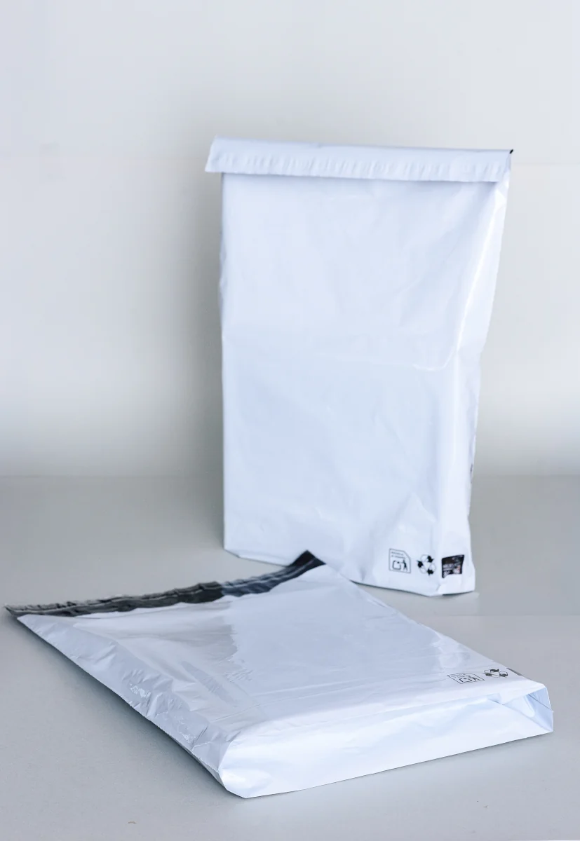 Bolsa de envío de plástico blanca con cierre adhesivo
