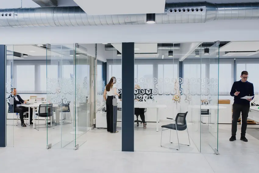 Oficinas diáfanas de Intermark con salas acristaladas