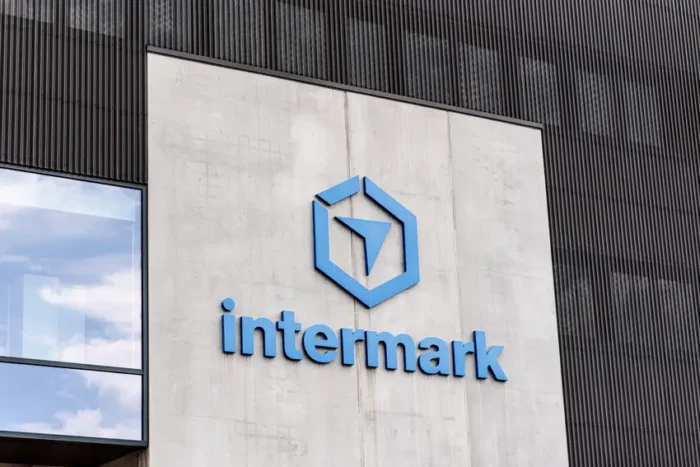 Logotipo de Intermark en la fachada de la sede de Terrassa